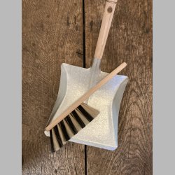 H�ndfejekost og fejebakke 