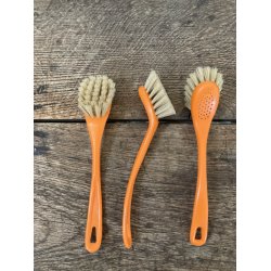 Opvaskebrste med plastikskaft